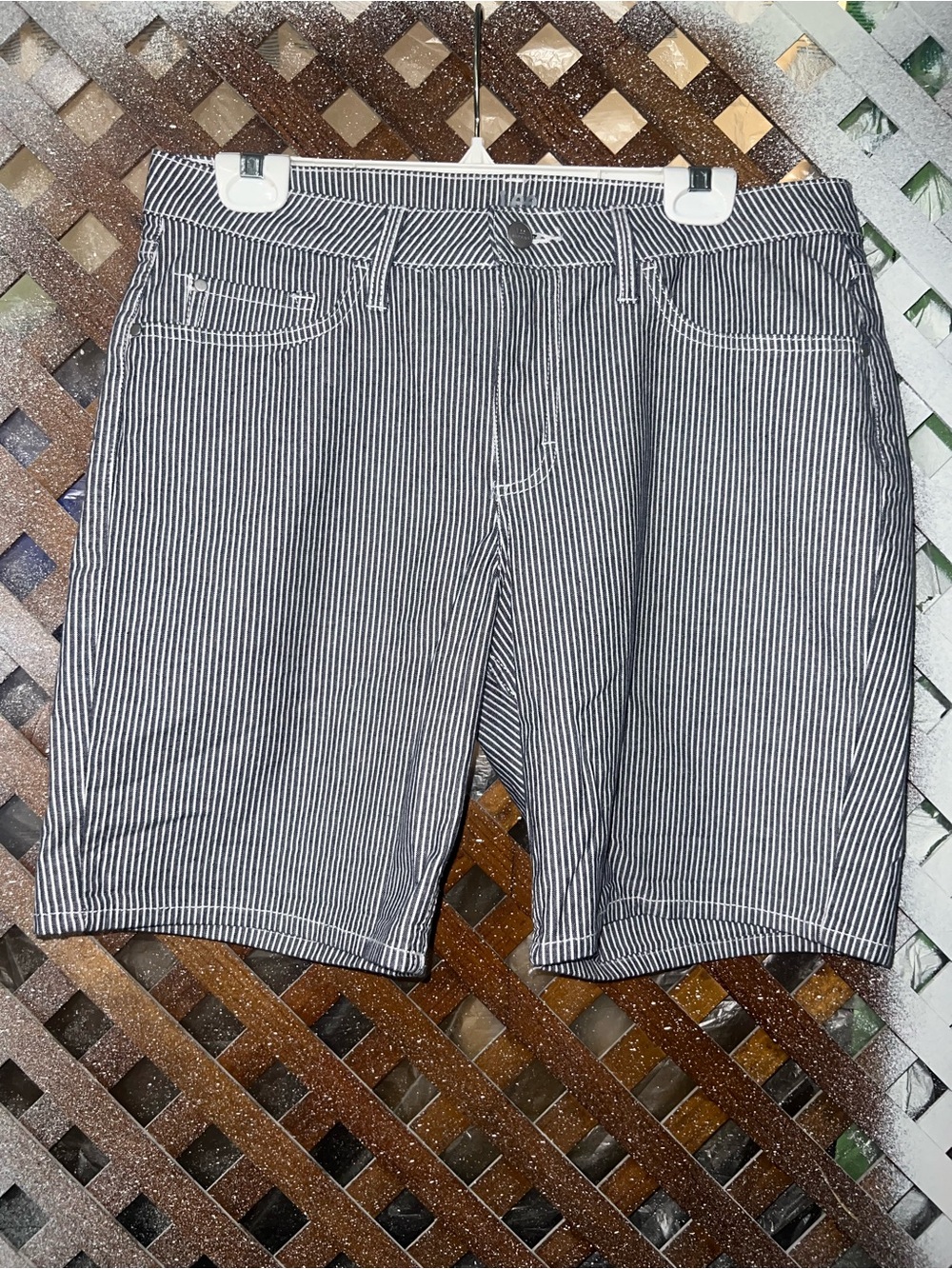 Lee Riders Women’s Blue  & White Striped Cotton Blend Shorts size 10